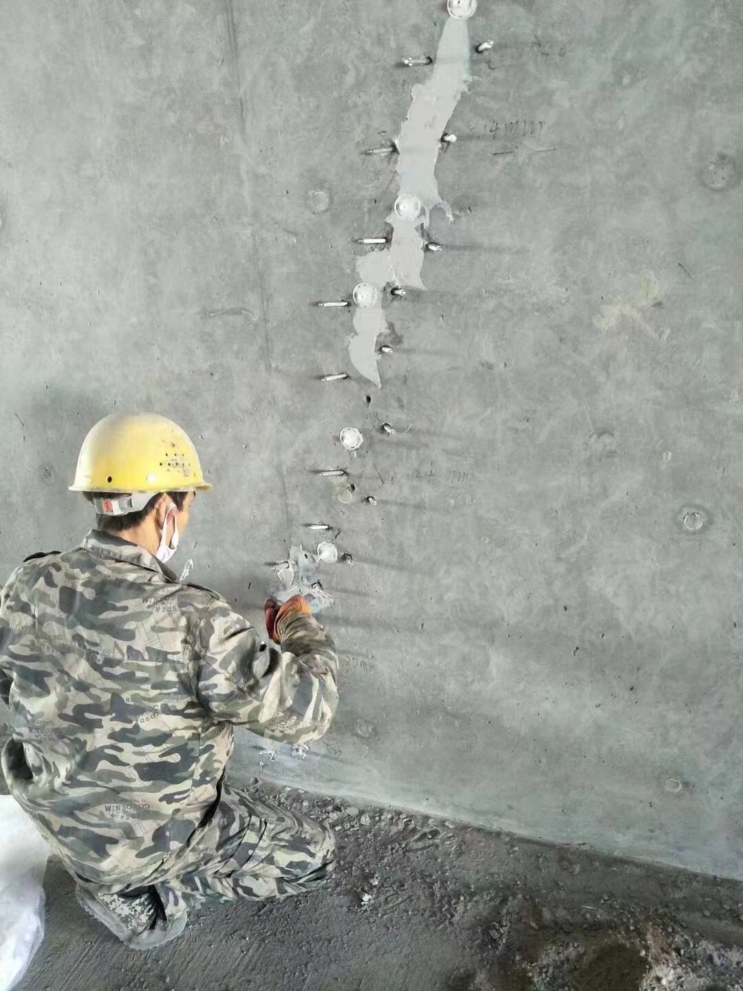 济宁混凝土楼板裂缝加固施工的方案