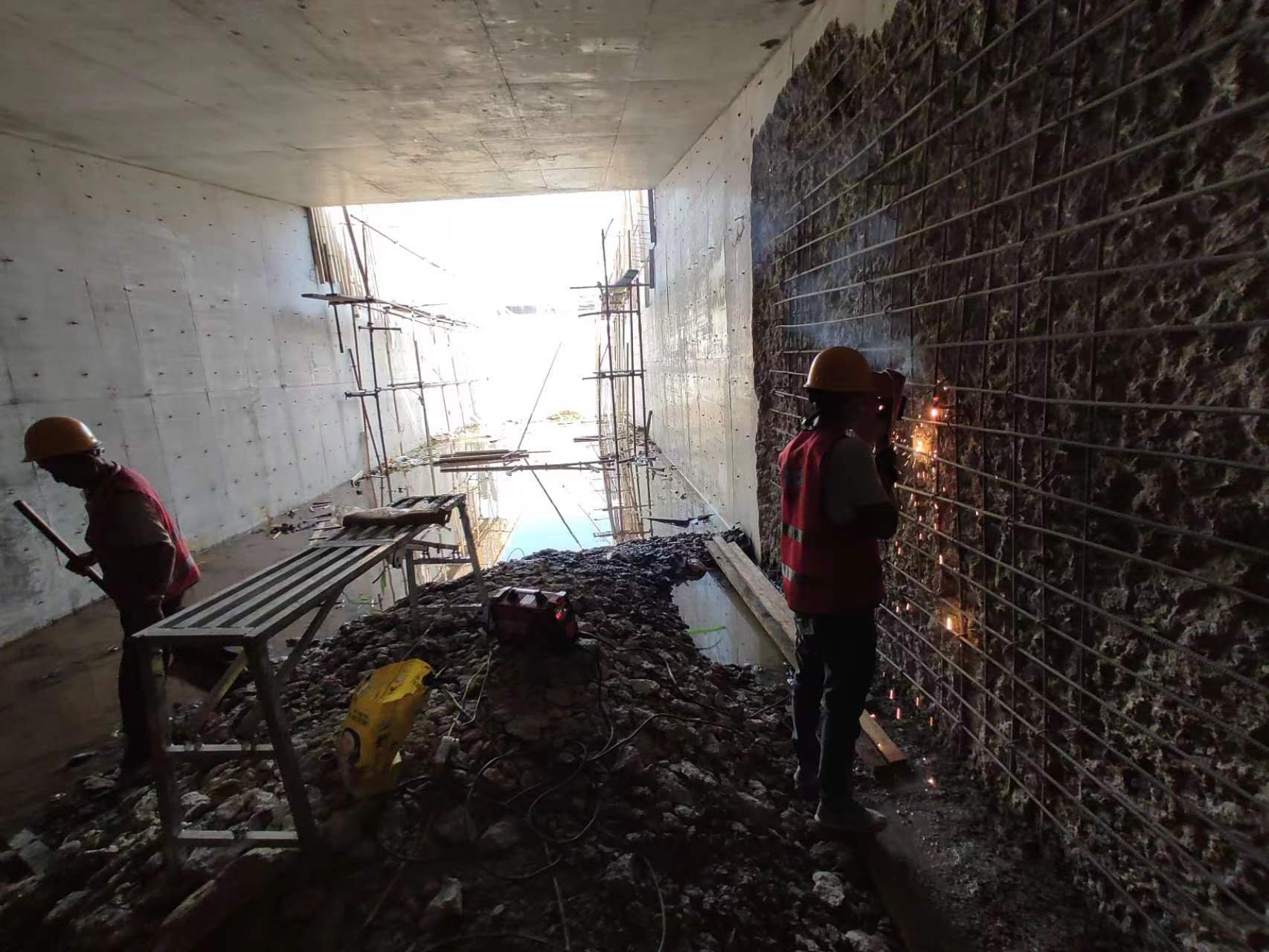 济宁挖断承重墙导致楼体开裂，加固施工方案出炉
